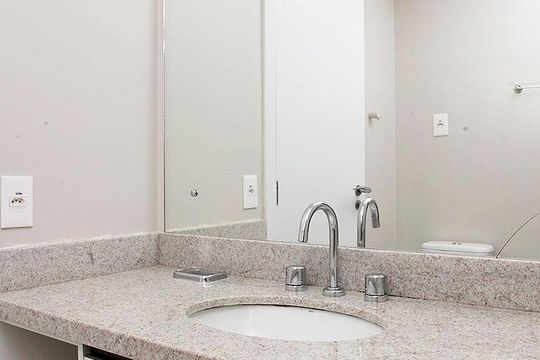 Banheiro de kitnet/studio para alugar com 1 quarto, 28m² em Farroupilha, Porto Alegre