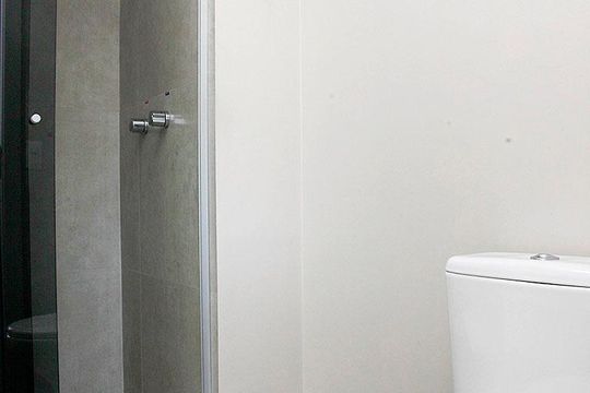 Banheiro de kitnet/studio para alugar com 1 quarto, 28m² em Farroupilha, Porto Alegre