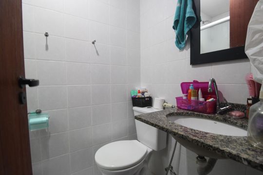 Banheiro da suíte 1 de casa de condomínio para alugar com 3 quartos, 95m² em Jacarepaguá, Rio de Janeiro