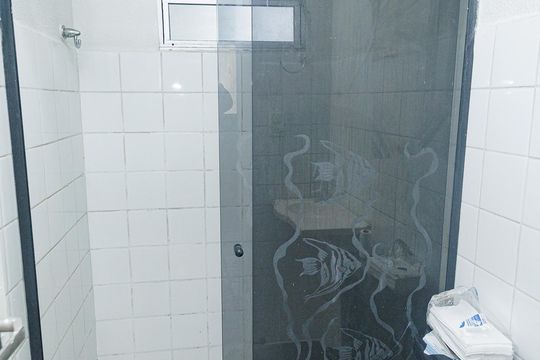 Banheiro de apartamento para alugar com 2 quartos, 45m² em Senador Vasconcelos, Rio de Janeiro