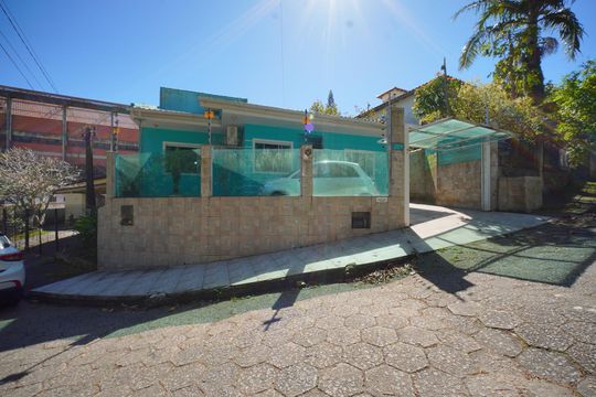 Fachada  de casa para alugar com 4 quartos, 250m² em Capoeiras, Florianópolis