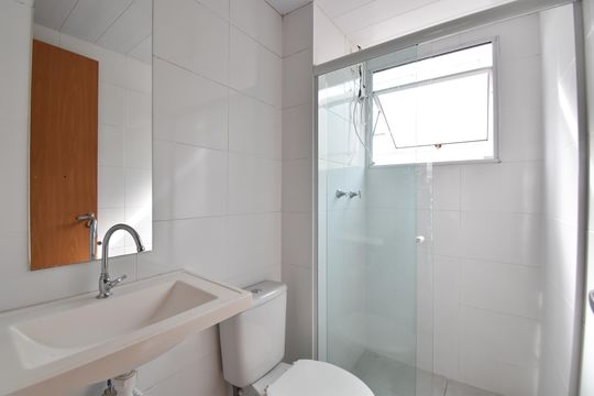 Banheiro de apartamento para alugar com 2 quartos, 44m² em Santa Cândida, Curitiba