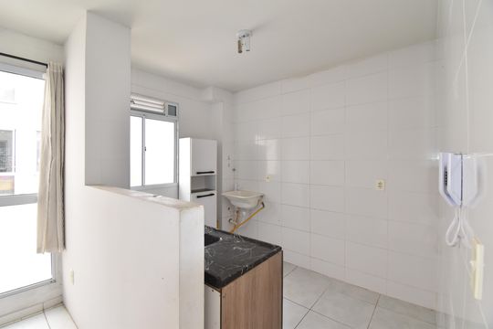 Cozinha de apartamento para alugar com 2 quartos, 44m² em Santa Cândida, Curitiba