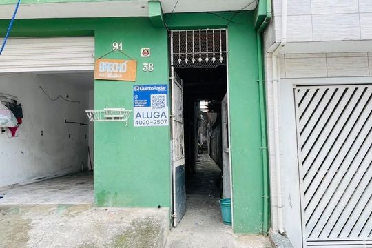 Fachada com placa de casa para alugar com 1 quarto, 45m² em Jardim Sao Luiz, Embu das Artes