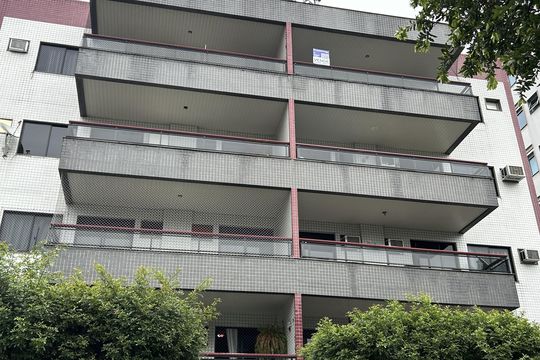 Fachada + placa de apartamento à venda com 2 quartos, 84m² em Vila Valqueire, Rio de Janeiro