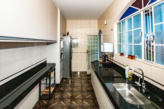 Cozinha de casa à venda com 4 quartos, 386m² em Copacabana, Belo Horizonte