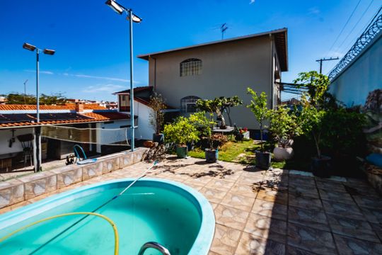 Piscina de casa à venda com 4 quartos, 386m² em Copacabana, Belo Horizonte