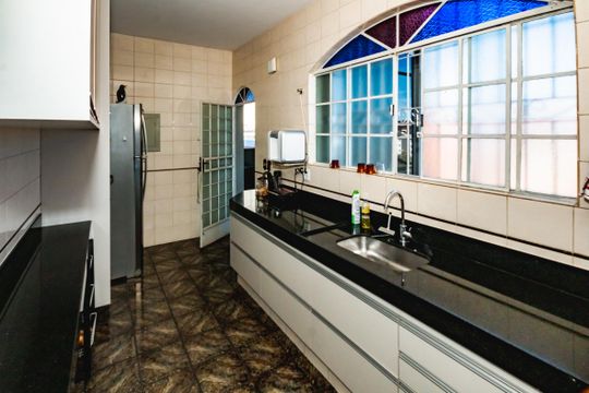 Cozinha de casa à venda com 4 quartos, 386m² em Copacabana, Belo Horizonte