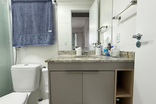 Banheiro Suíte de apartamento para alugar com 2 quartos, 75m² em Vila Alzira, Guarujá