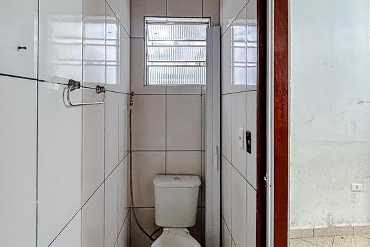 Banheiro da Suíte de casa de condomínio para alugar com 2 quartos, 40m² em Jardim Maringa, São Paulo