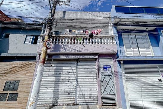 Fachada com Plaquinha de casa de condomínio para alugar com 2 quartos, 40m² em Jardim Maringa, São Paulo