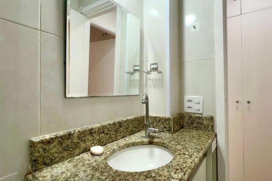 Banheiro de apartamento para alugar com 1 quarto, 50m² em Pinheiros, São Paulo