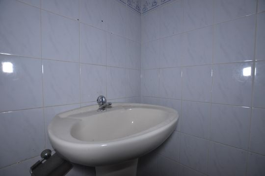 Banheiro social de kitnet/studio para alugar com 1 quarto, 30m² em Bento Ribeiro, Rio de Janeiro