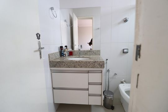 Banheiro do Quarto 1 de apartamento para alugar com 3 quartos, 125m² em Nossa Senhora Aparecida, Uberlândia