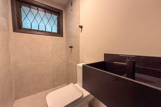 Banheiro de casa de condomínio à venda com 3 quartos, 345m² em Cavalhada, Porto Alegre