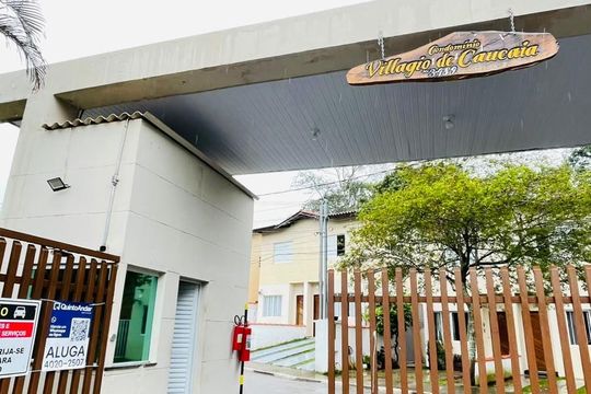 Fachada com placa de casa de condomínio para alugar com 2 quartos, 85m² em Chácara Real (caucaia do Alto), Cotia