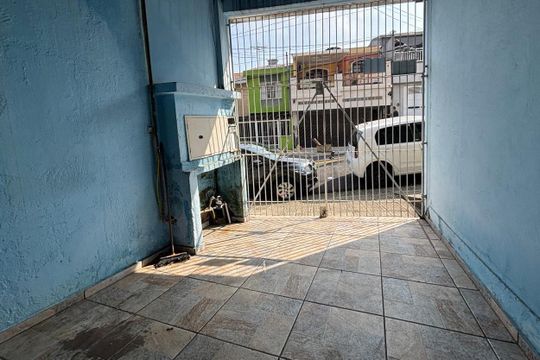 Garagem  de casa à venda com 2 quartos, 250m² em Vila Alvinopolis, São Bernardo do Campo
