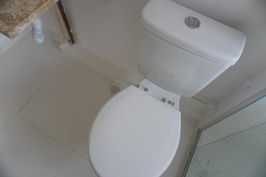 Banheiro de casa de condomínio para alugar com 2 quartos, 74m² em Jardim Pacaembu, Americana