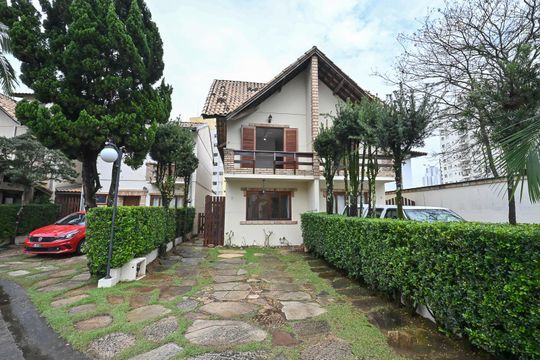 Fachada de casa de condomínio para alugar com 3 quartos, 106m² em Parque Assuncao, Taboão da Serra