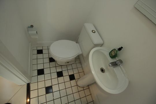 Lavabo de apartamento para alugar com 2 quartos, 130m² em Gonzaga, Santos
