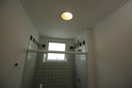 Banheiro de apartamento para alugar com 2 quartos, 130m² em Gonzaga, Santos
