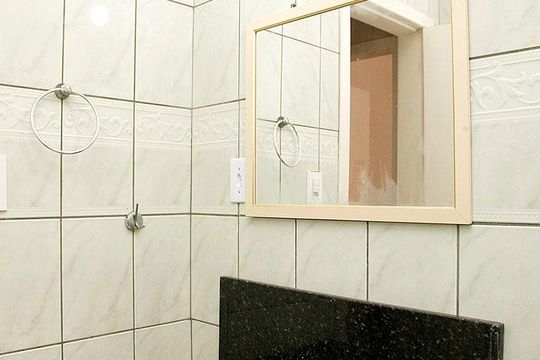 Banheiro de apartamento para alugar com 2 quartos, 63m² em Santana, Porto Alegre
