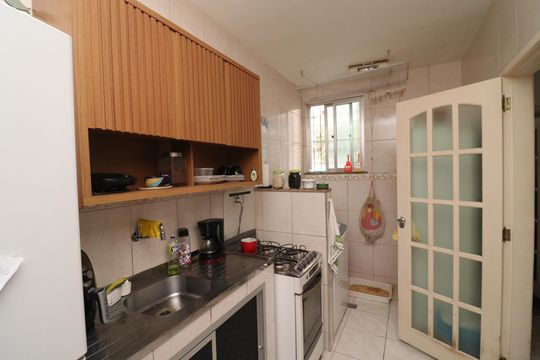 Cozinha de apartamento à venda com 2 quartos, 50m² em Pitangueiras, Rio de Janeiro