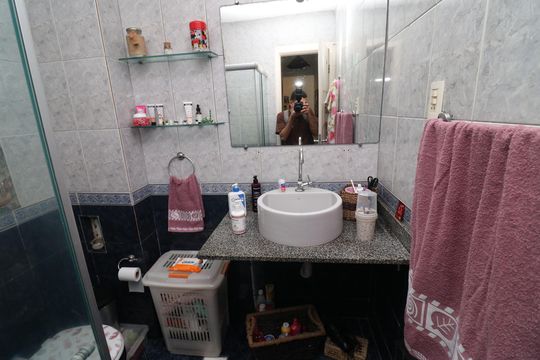 Banheiro de apartamento à venda com 2 quartos, 50m² em Pitangueiras, Rio de Janeiro