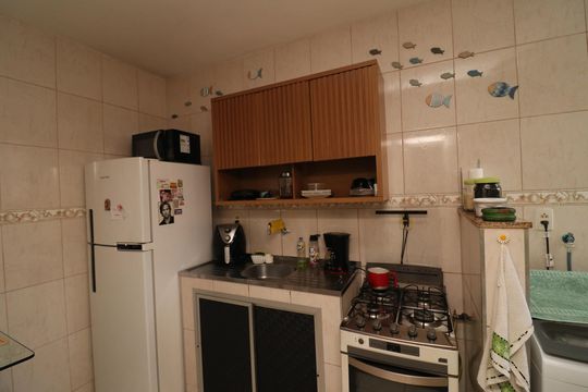 Cozinha de apartamento à venda com 2 quartos, 50m² em Pitangueiras, Rio de Janeiro