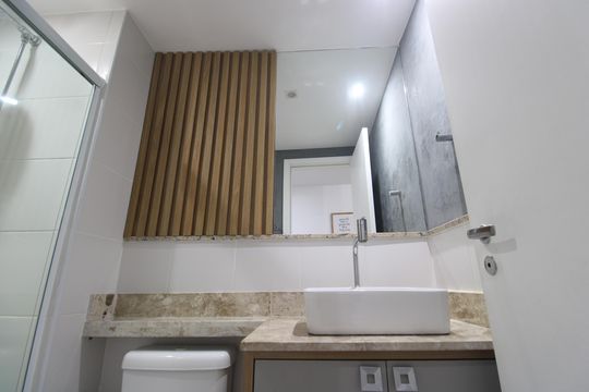 Banheiro social de apartamento para alugar com 2 quartos, 78m² em Barra Olímpica, Rio de Janeiro