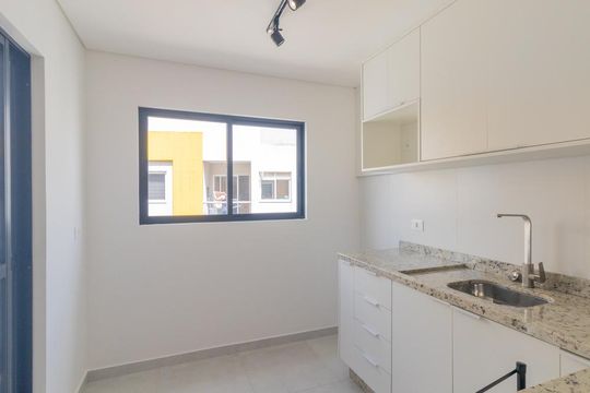 Cozinha de apartamento para alugar com 2 quartos, 62m² em Santa Quiteria, Curitiba