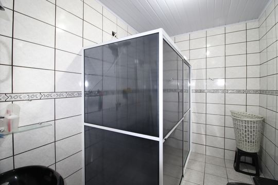 Banheiro de casa para alugar com 2 quartos, 50m² em Parque Guarani, São Paulo