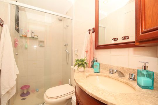 Banheiro de apartamento à venda com 3 quartos, 85m² em Vila Suzana, São Paulo