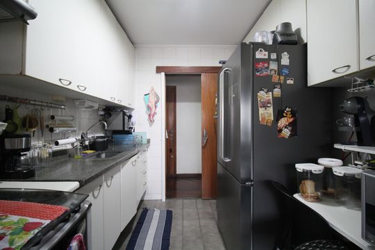 Cozinha de apartamento à venda com 3 quartos, 85m² em Vila Suzana, São Paulo