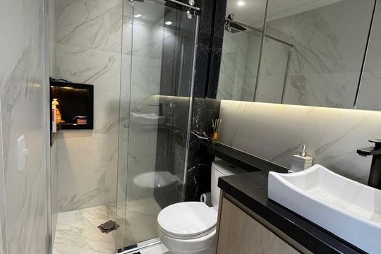 Banheiro de apartamento à venda com 2 quartos, 63m² em Vila Assunção, Santo André