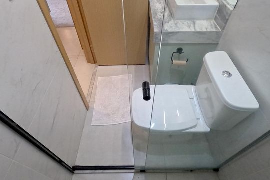 Banheiro do Corredor  de apartamento para alugar com 2 quartos, 65m² em Ponta da Praia, Santos