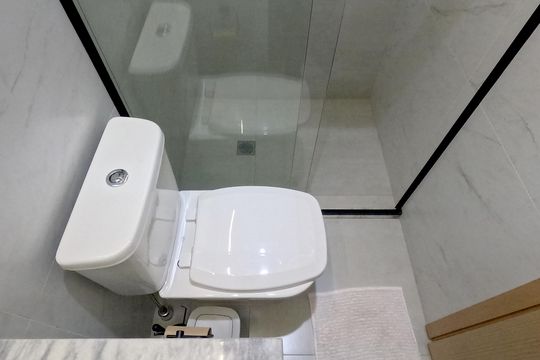 Banheiro do Corredor  de apartamento para alugar com 2 quartos, 65m² em Ponta da Praia, Santos