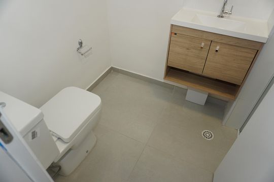 Banheiro de apartamento para alugar com 2 quartos, 52m² em Jardim de Lourdes, Embu das Artes