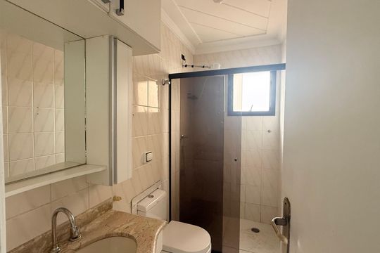 Banheiro Social de apartamento para alugar com 2 quartos, 69m² em Balneario Cidade Atlantica, Guarujá
