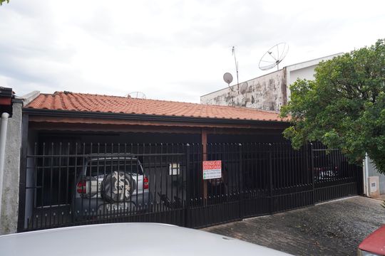 Fachada de casa à venda com 3 quartos, 160m² em Antonio Zanaga, Americana