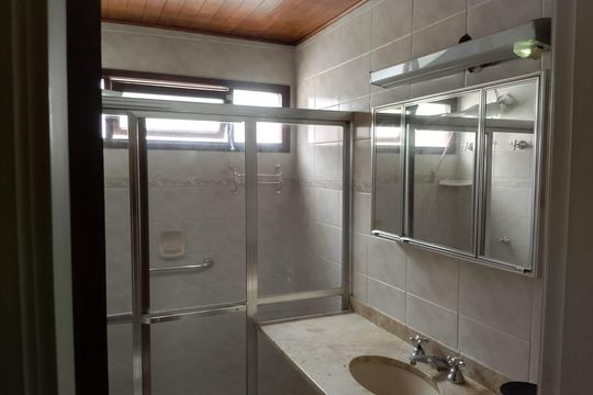 Banheiro de casa de condomínio para alugar com 3 quartos, 380m² em Granja Viana Ii, Cotia
