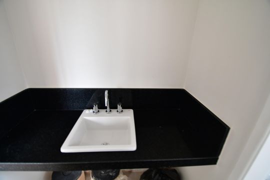 Banheiro de apartamento à venda com 1 quarto, 52m² em Cambuí, Campinas