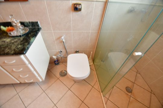Banheiro Suíte de casa de condomínio à venda com 5 quartos, 460m² em Parque Xangrilá, Campinas
