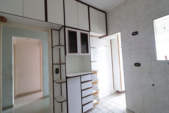 Cozinha de apartamento à venda com 2 quartos, 51m² em Jardim Regis, São Paulo