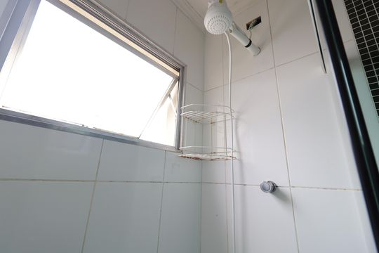 Banheiro social de apartamento à venda com 2 quartos, 51m² em Jardim Regis, São Paulo