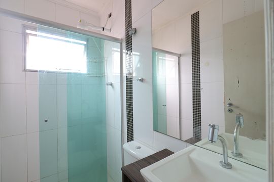 Banheiro de apartamento à venda com 2 quartos, 51m² em Jardim Regis, São Paulo