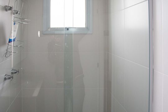 Banheiro da Suíte 1 de apartamento para alugar com 2 quartos, 56m² em Centro, Diadema