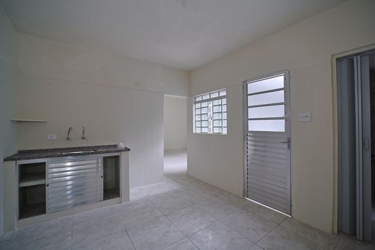 Cozinha de casa para alugar com 2 quartos, 60m² em Vila Paulistania, São Paulo