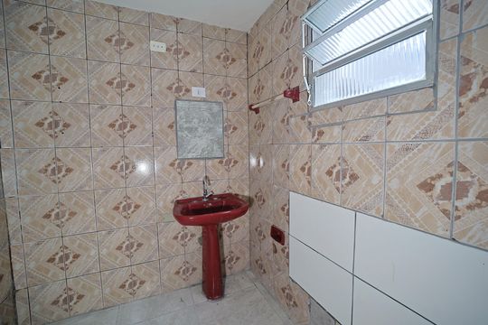 Banheiro de casa para alugar com 2 quartos, 60m² em Vila Paulistania, São Paulo