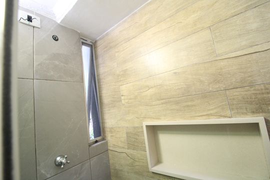 Banheiro  de apartamento para alugar com 2 quartos, 51m² em Jardim Ubirajara, São Paulo